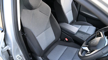 MG4 Urban - front seats