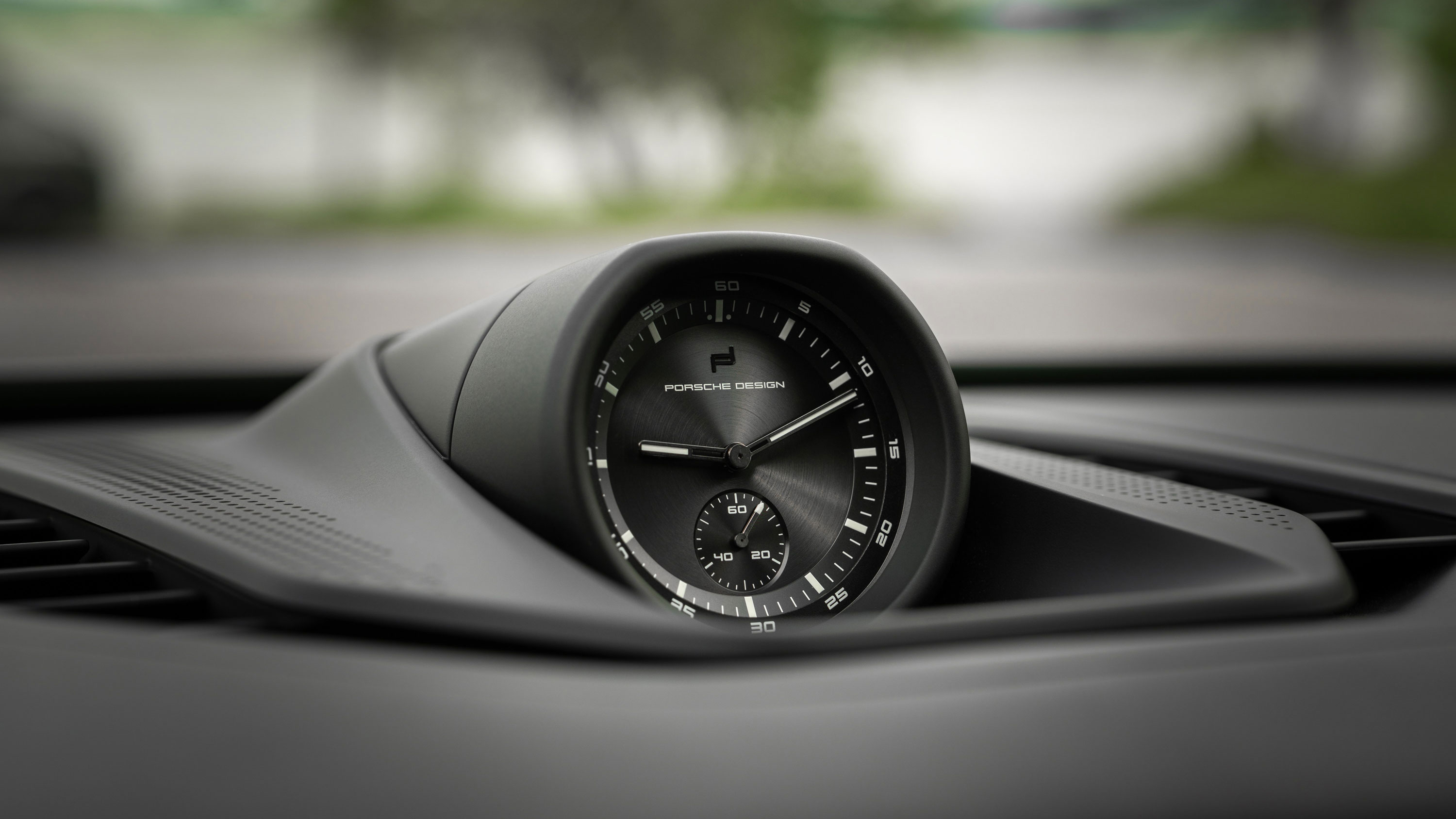 Porsche Cayenne Coupe - clock