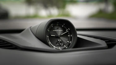 Porsche Cayenne Coupe - clock