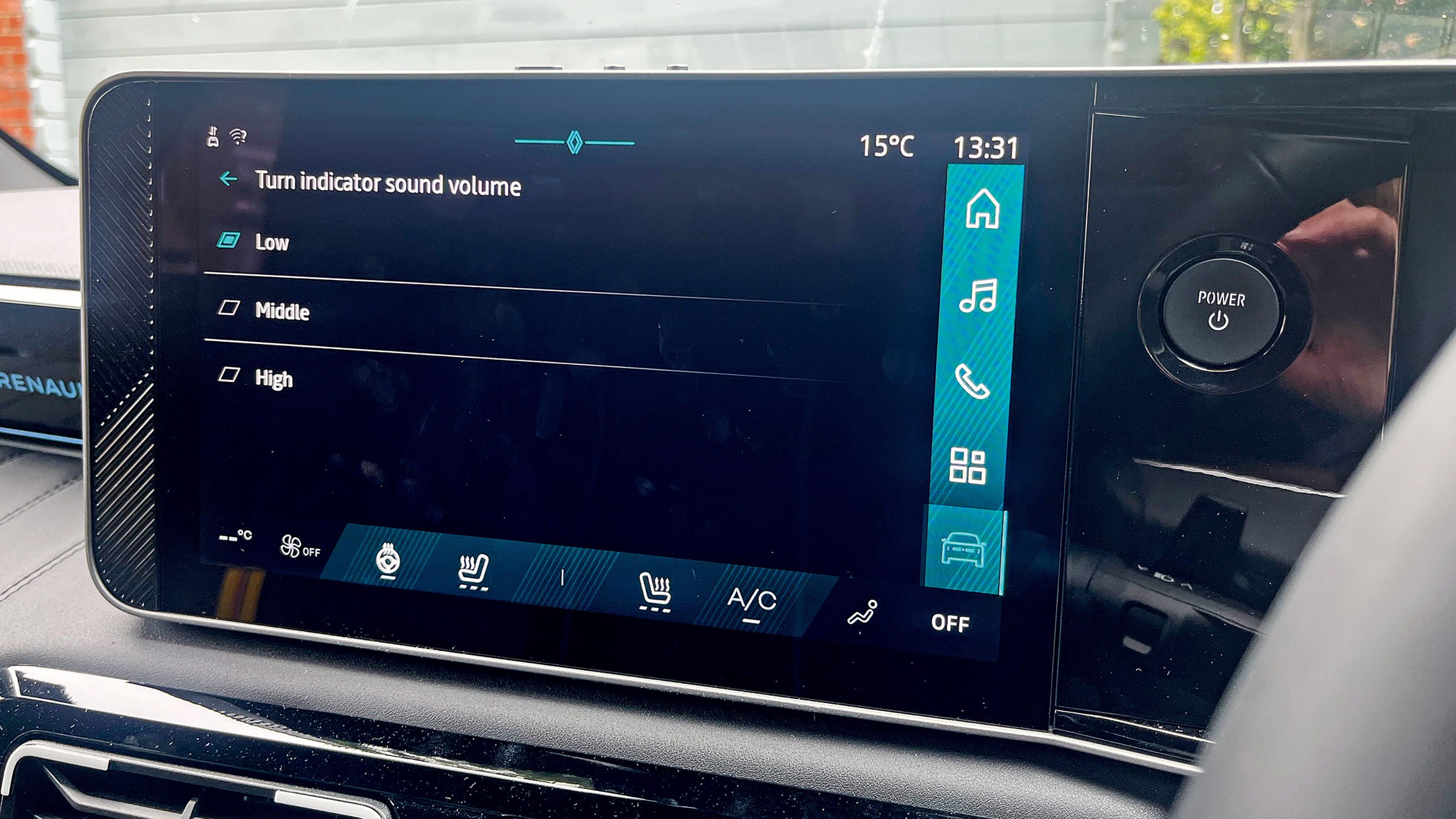 Renault 4 E-Tech Iconic+ - infotainment screen