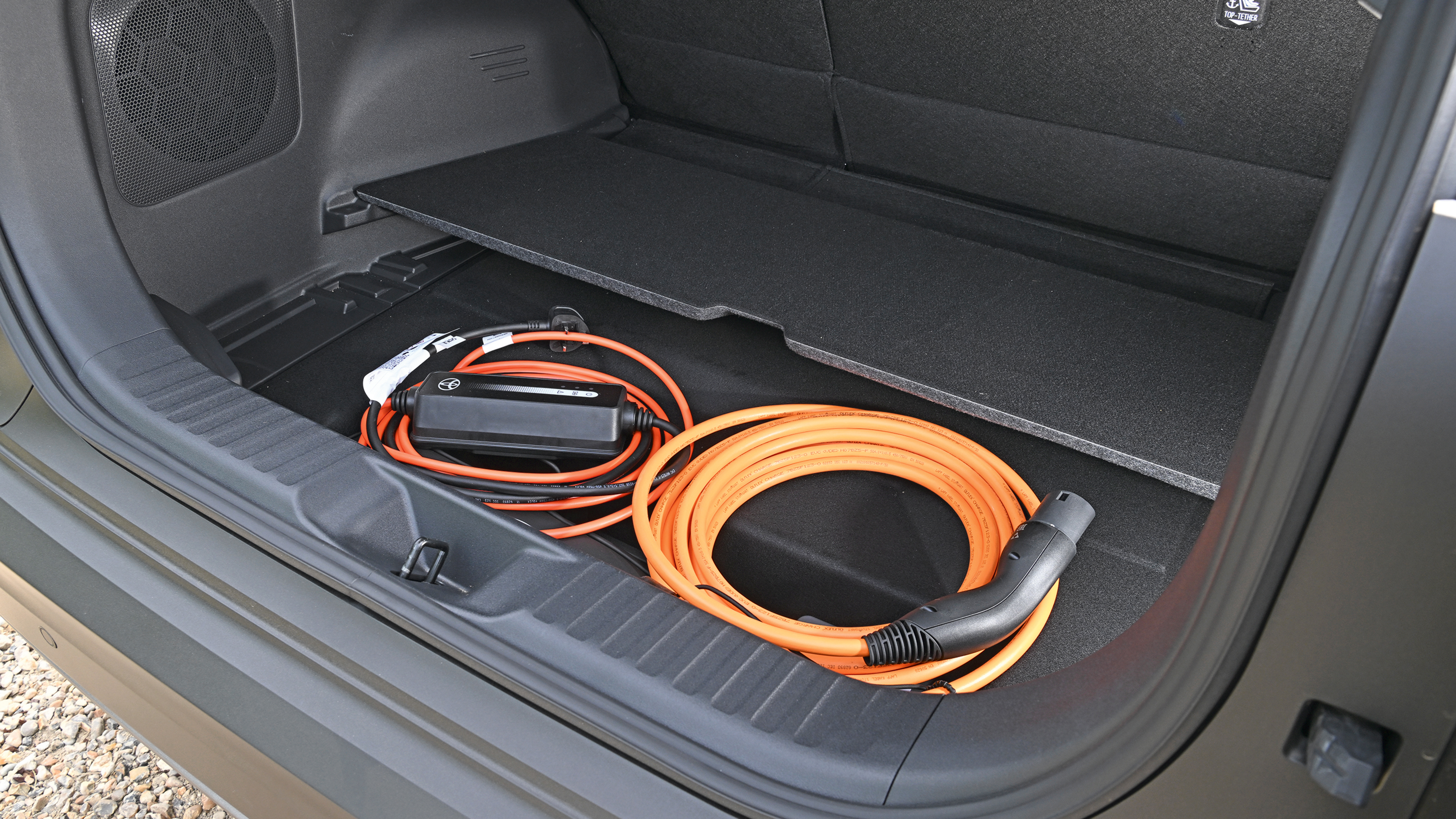 Toyota C-HR+ - cables