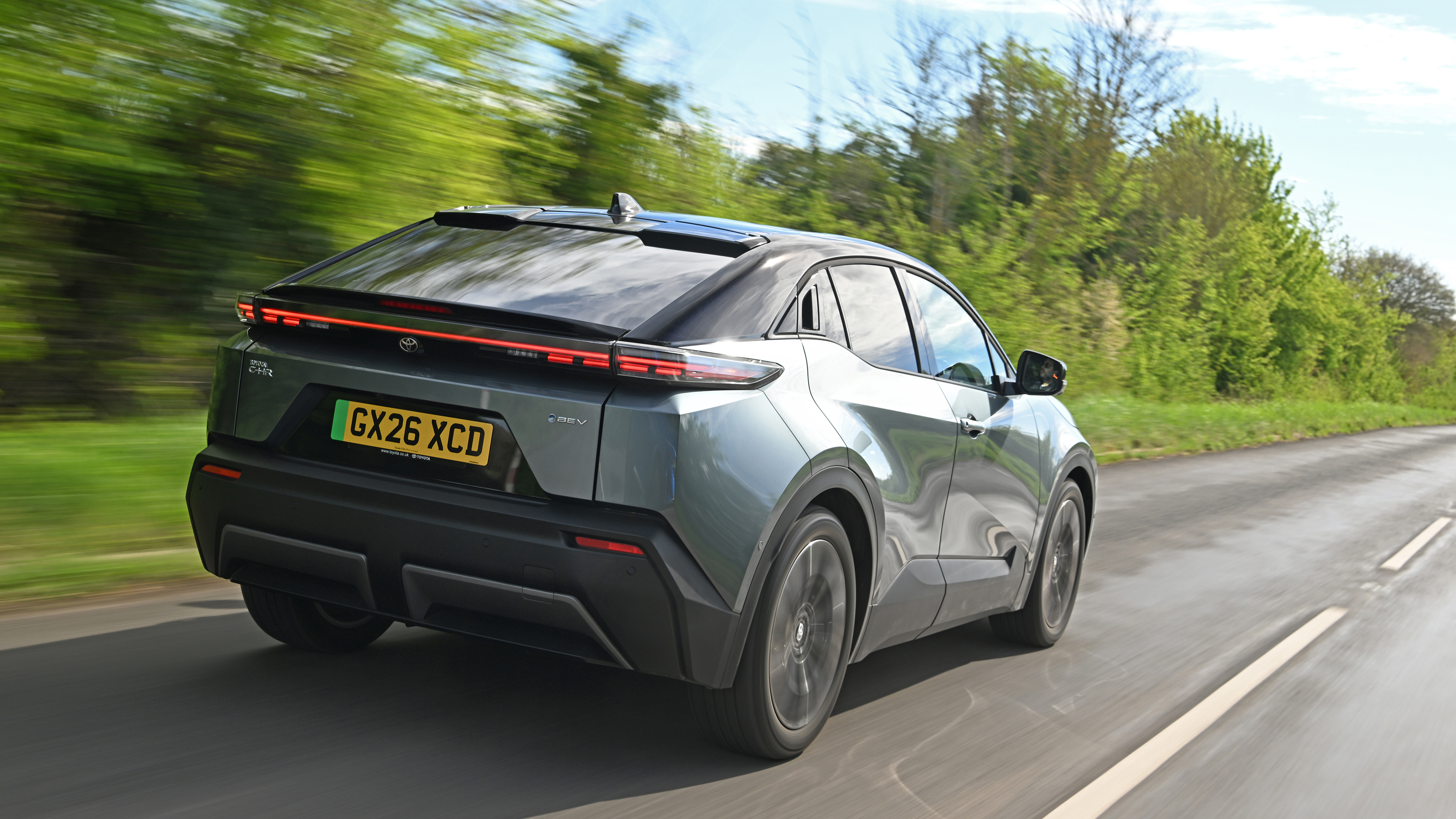 Toyota C-HR+ - rear tracking 