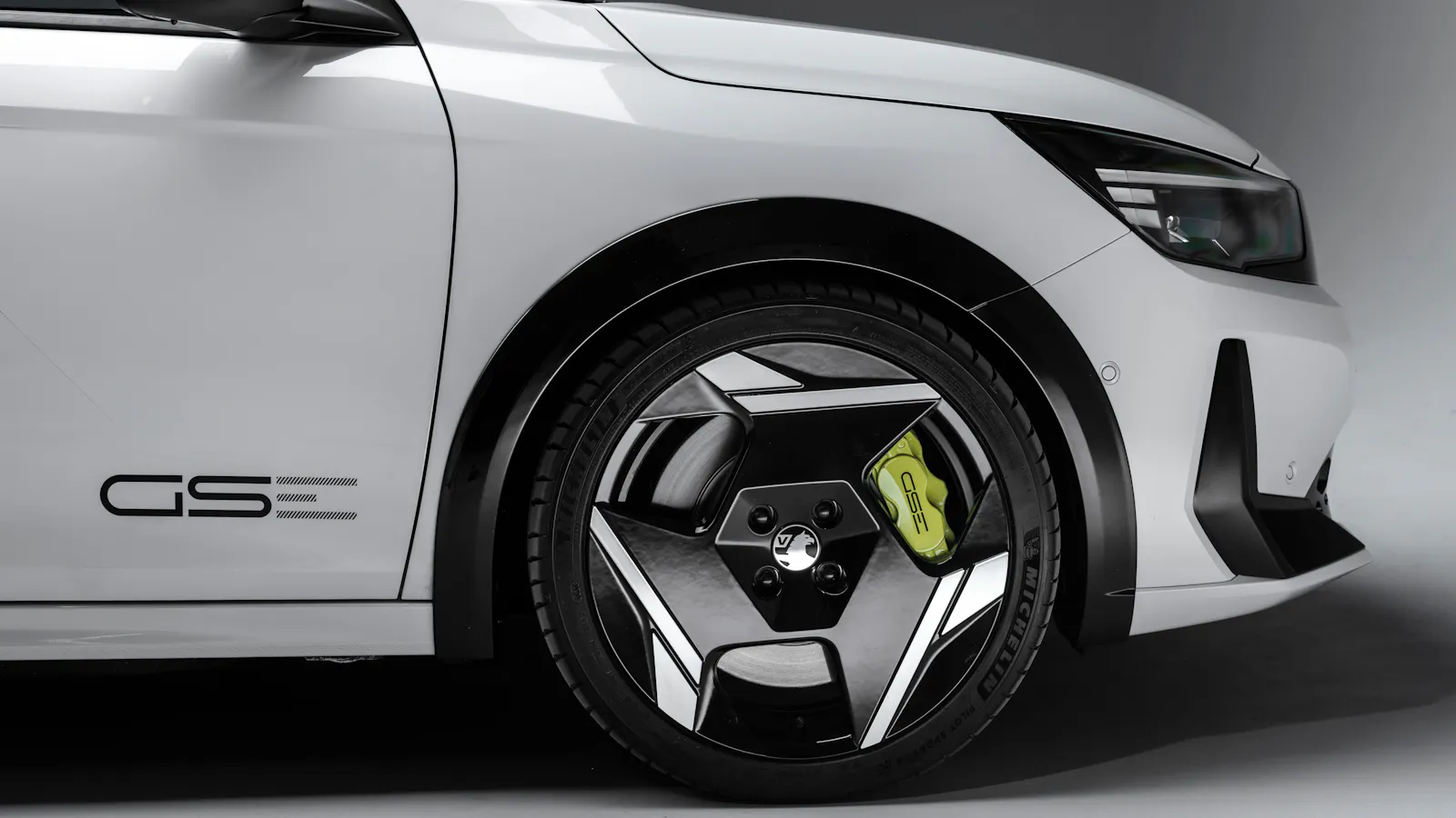18-дюймовый трёхспицевый диск и жёлтый суппорт Alcon на Corsa GSE