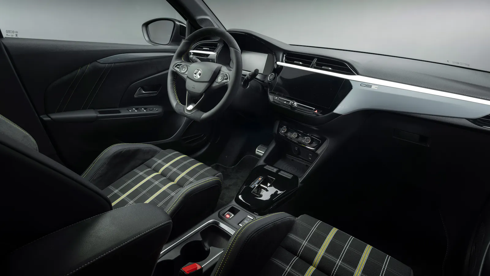 Салон Vauxhall Corsa GSE, передняя панель и кресла в клетку