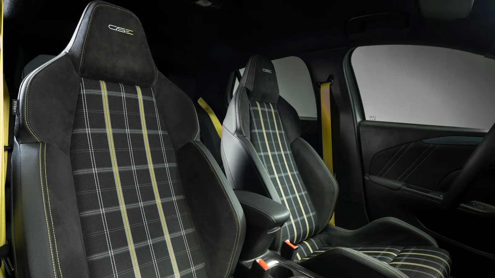 Передние спортивные кресла Corsa GSE с жёлтыми ремнями
