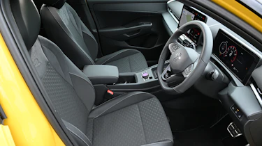 Volkswagen T-Roc - front seats