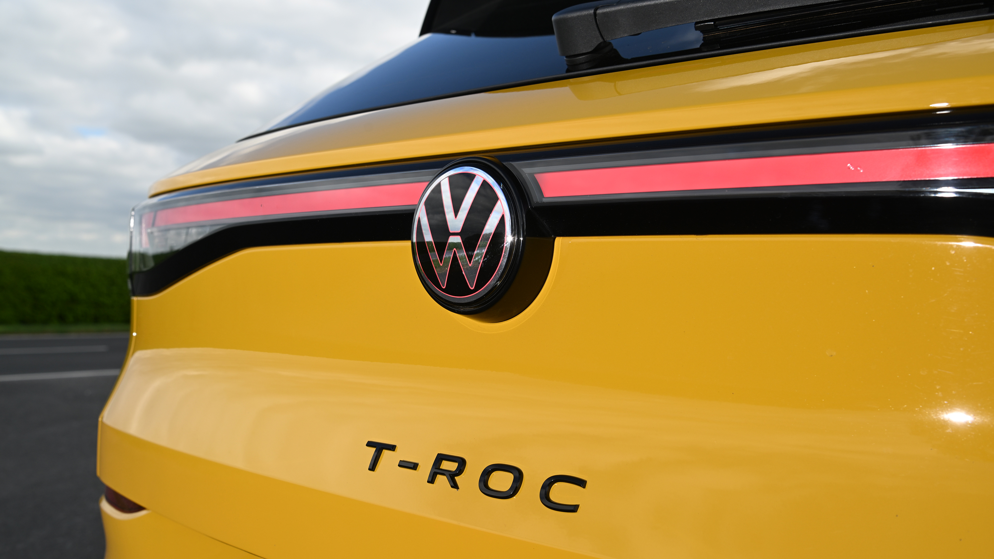 Volkswagen T-Roc - tail light bar