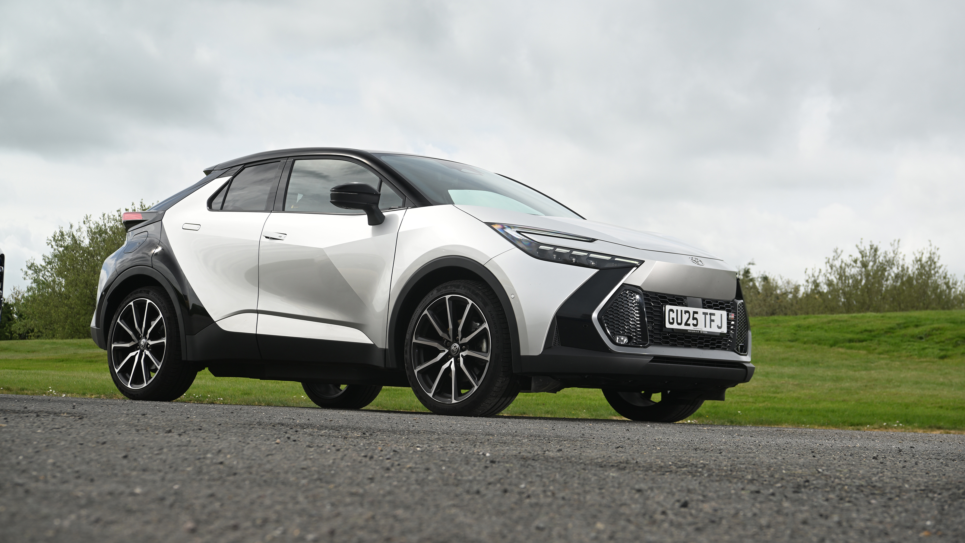 Toyota C-HR - front static