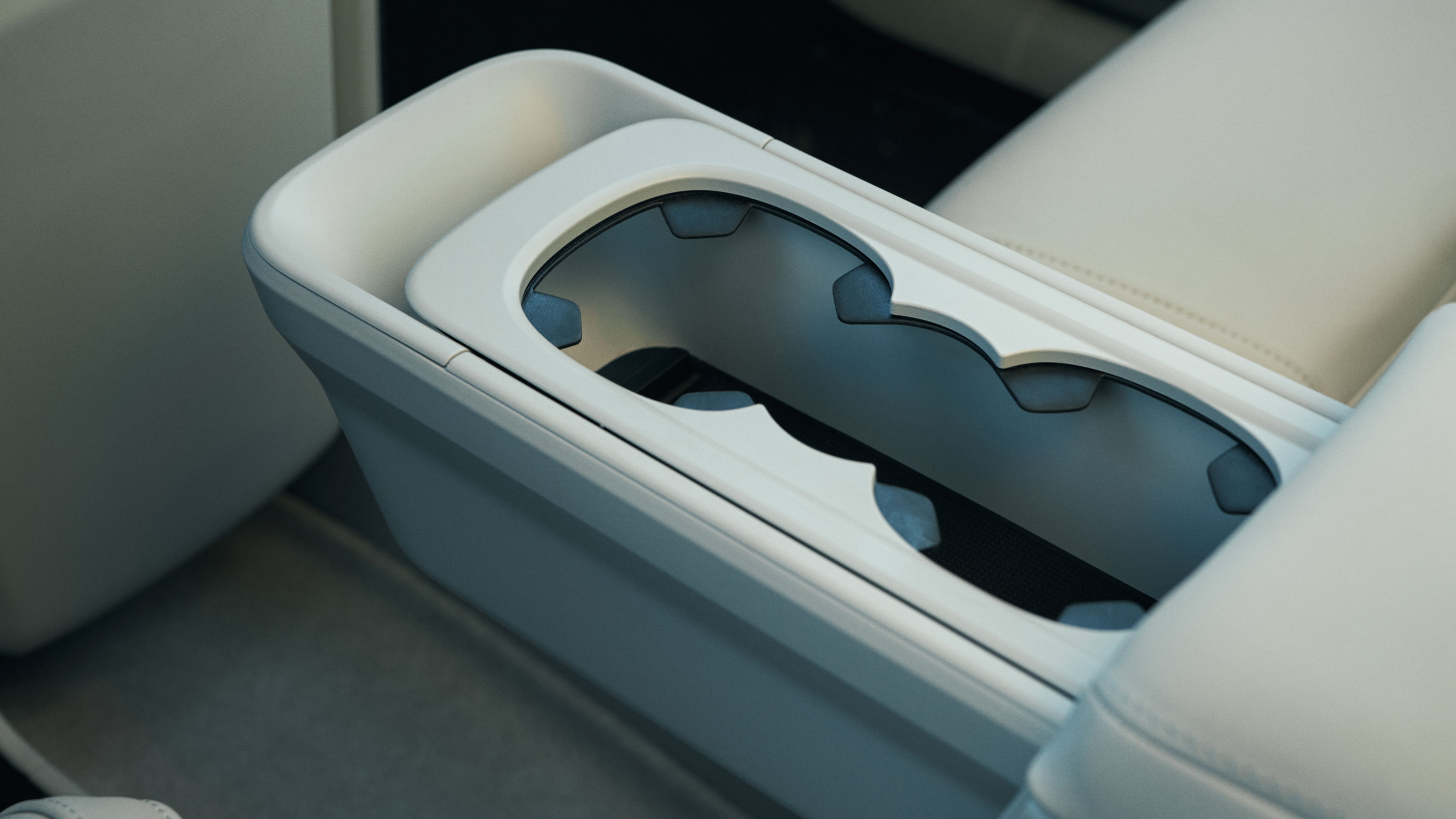 Volvo EX60 P10 AWD Ultra - cup holders