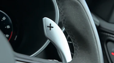 Alfa Stelvio Quadrifoglio - flappy paddle