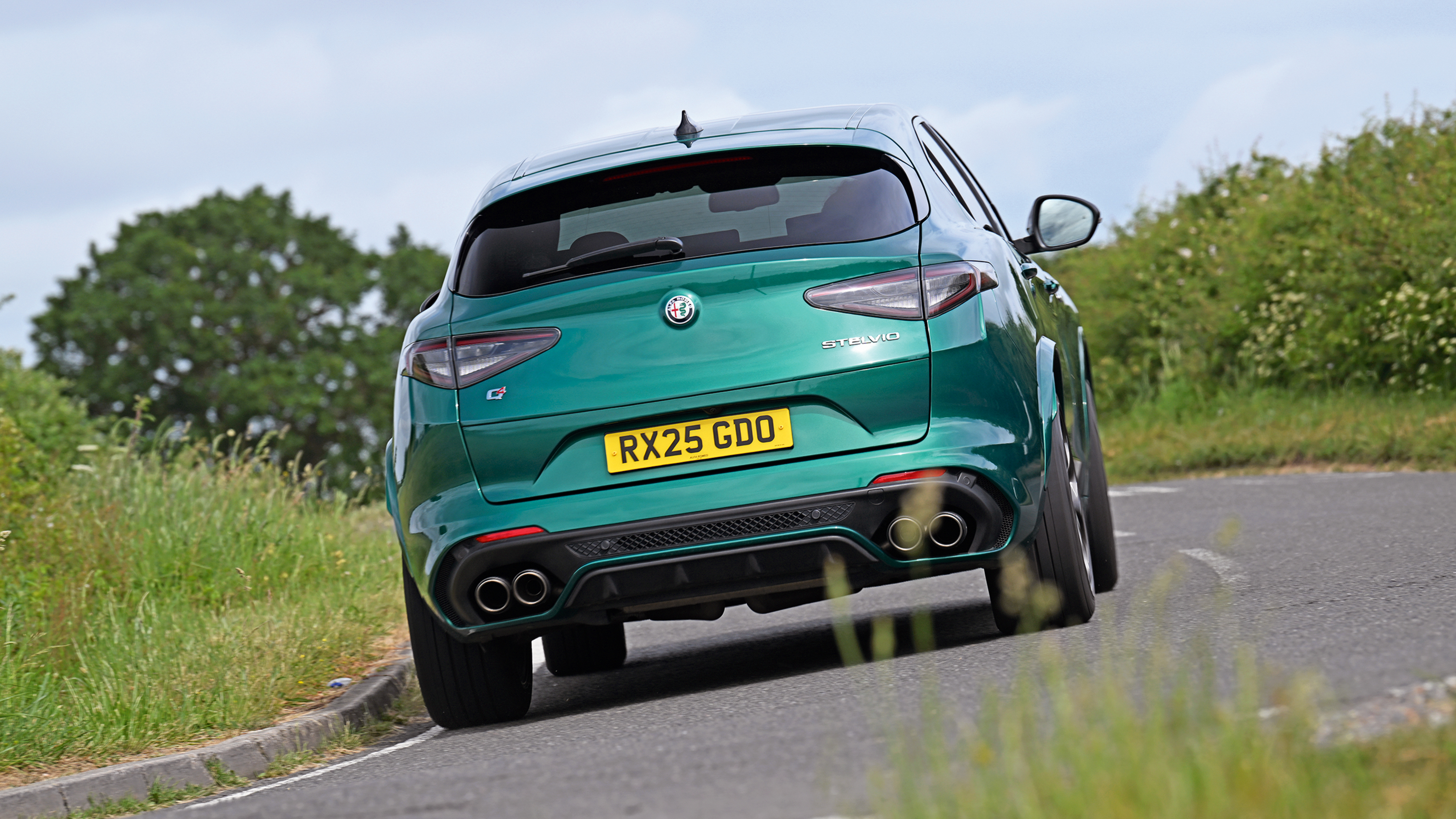 Alfa Stelvio Quadrifoglio - rear cornering
