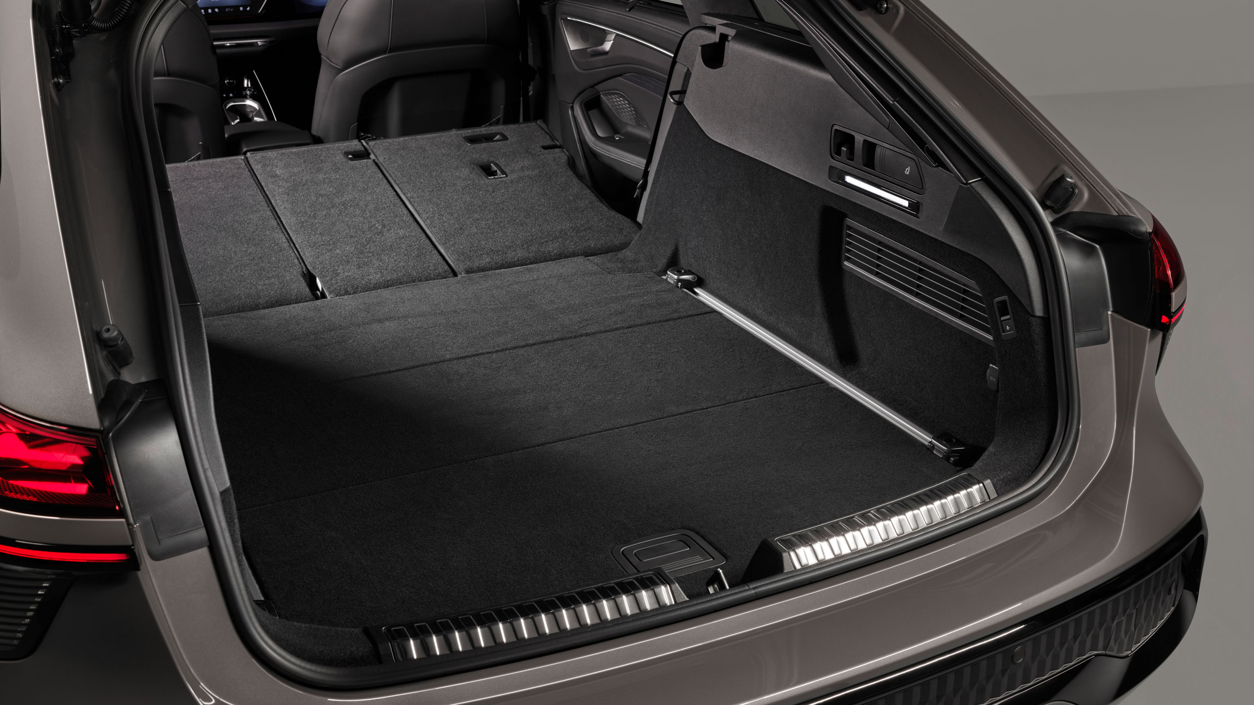 Audi A6 Allroad - boot seats down