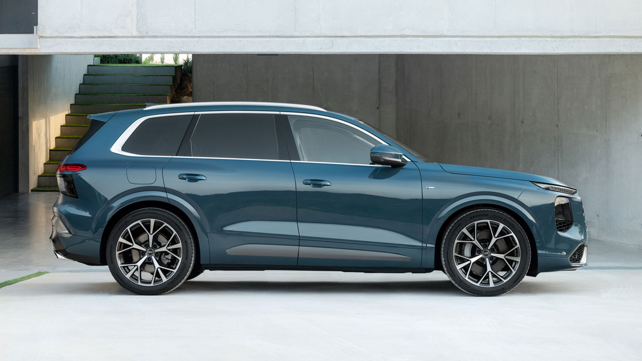 Audi Q7 - side