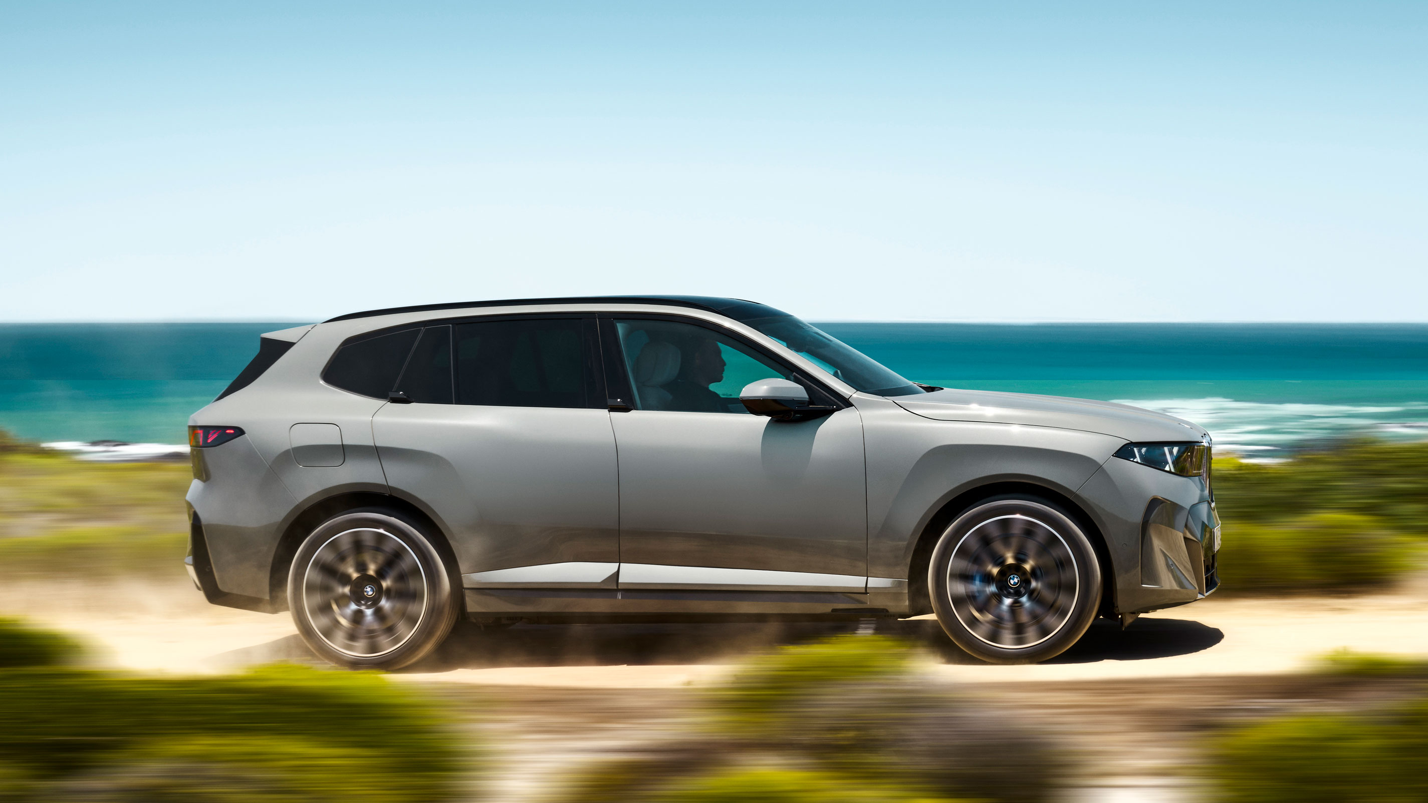 BMW iX5 - side action