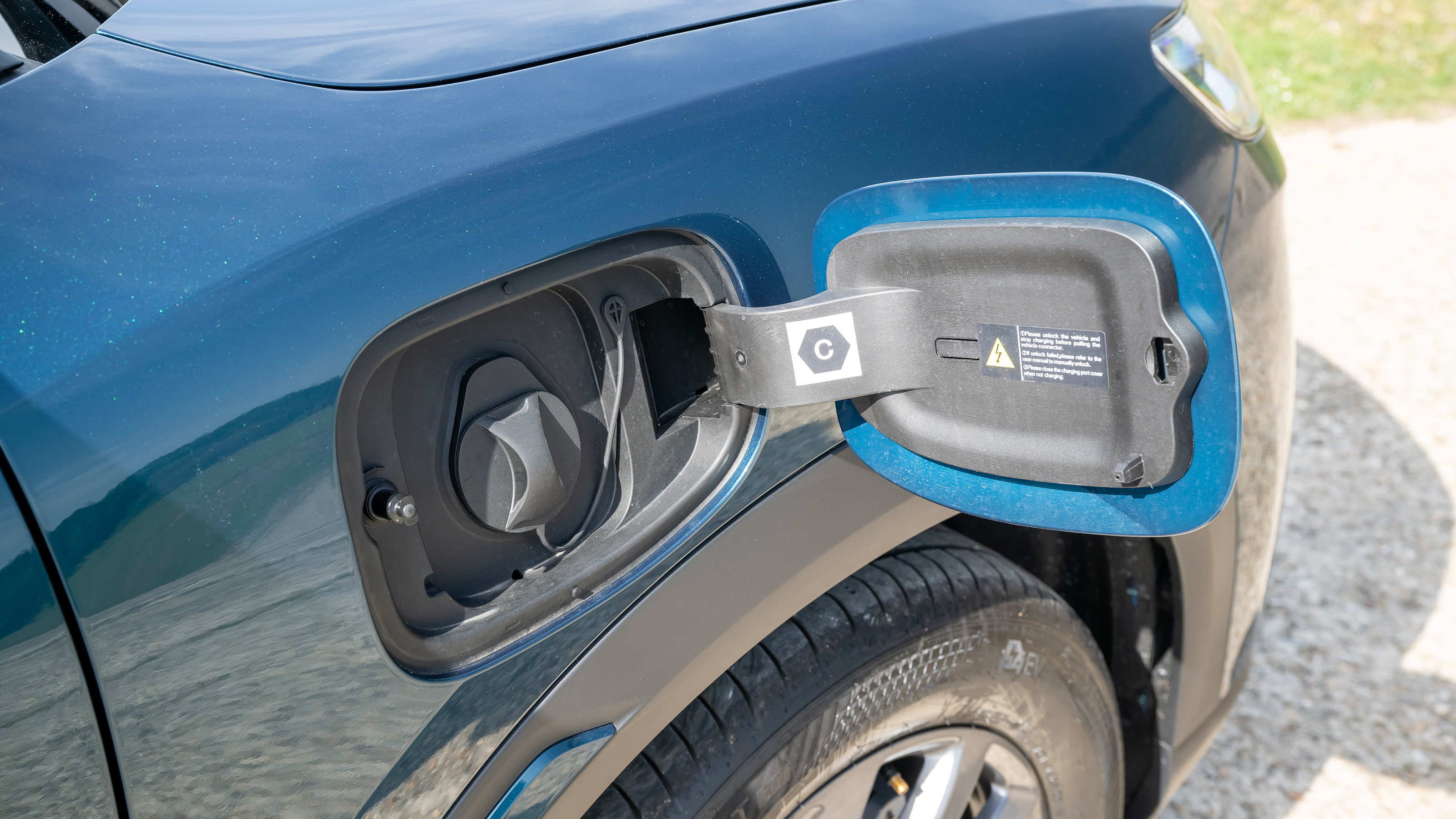 BYD Atto 2 DM-i - charging port