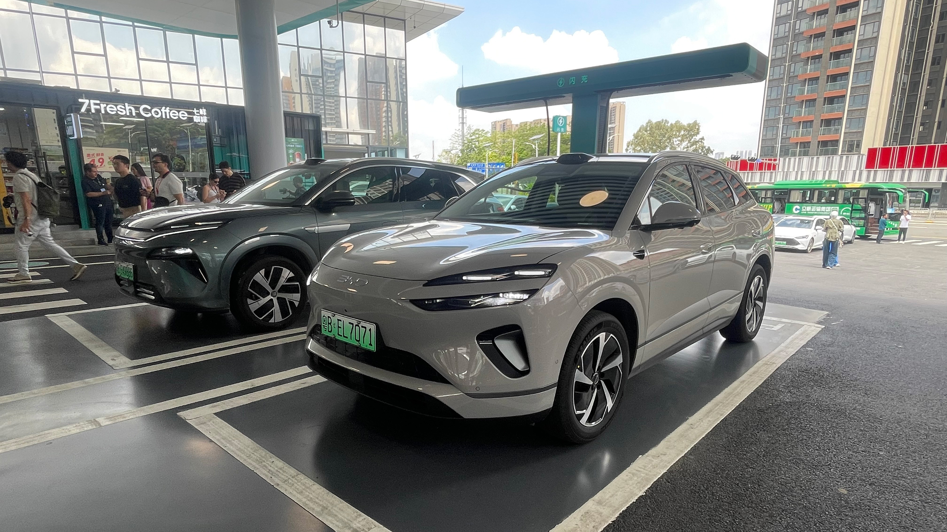 Cars connected to a BYD Flash Charging Station
