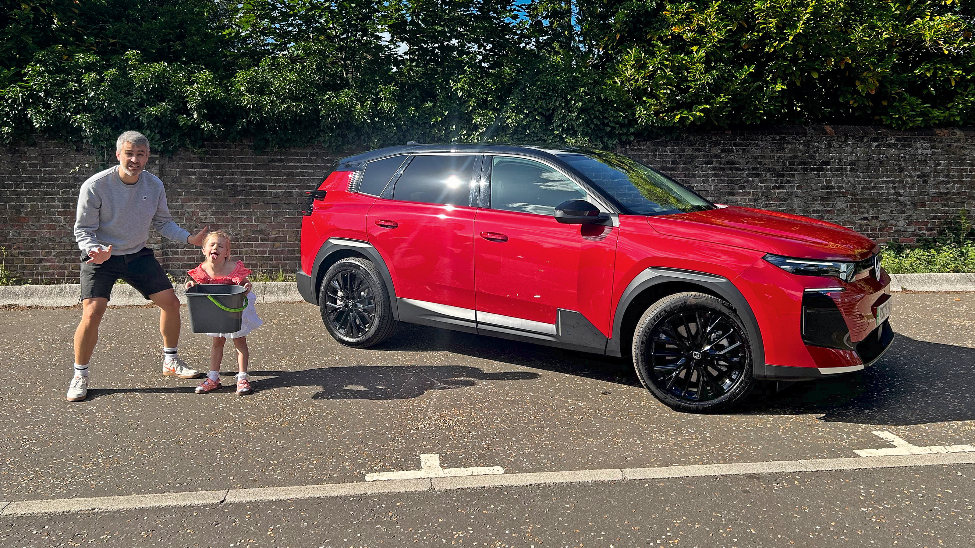 Citroen e-C5 Aircross - header with daughter
