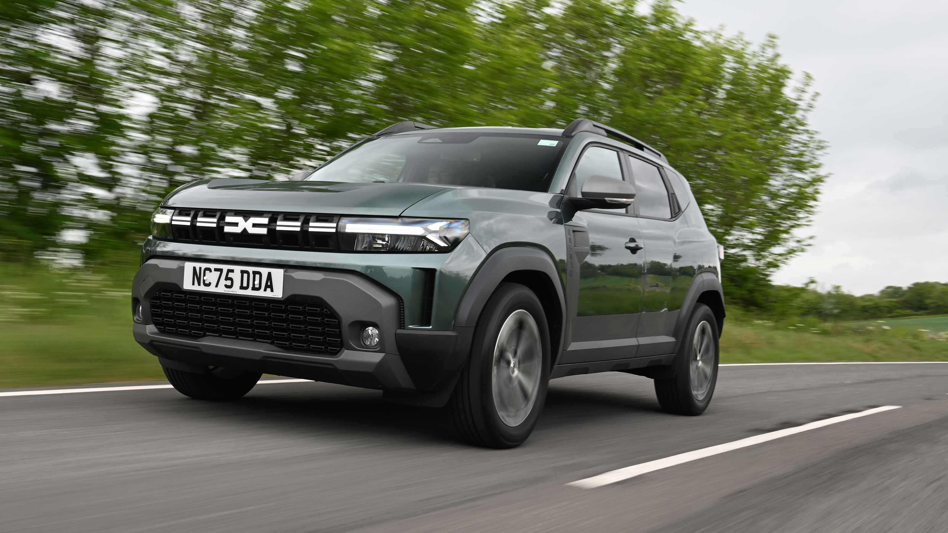 Dacia Duster Hybrid - front tracking