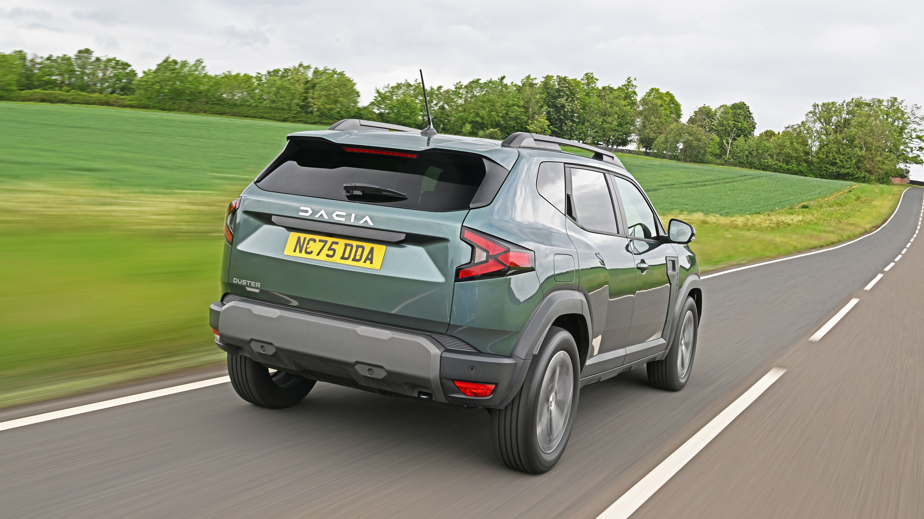 Dacia Duster Hybrid - rear tracking 