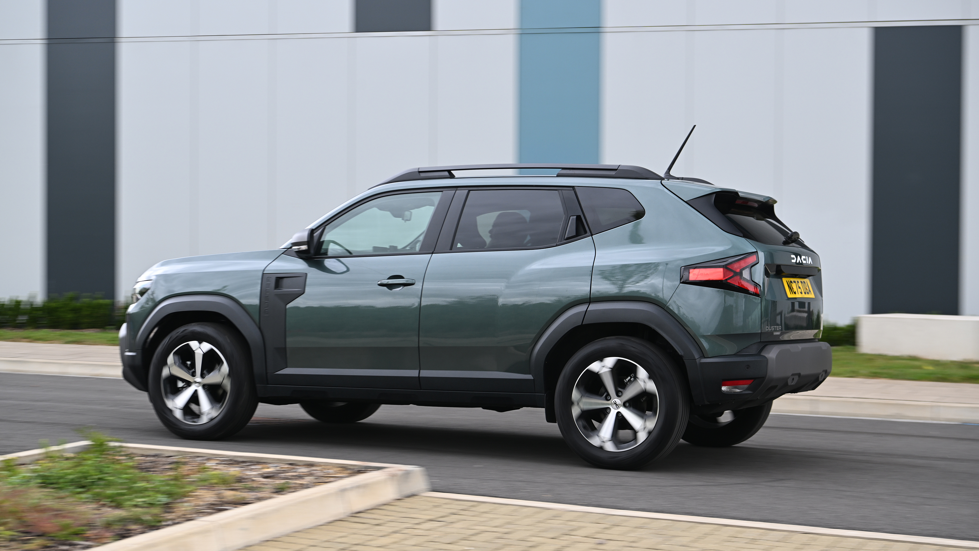 Dacia Duster Hybrid - rear 