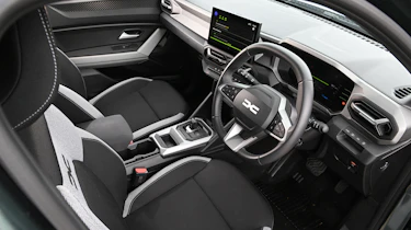 Dacia Duster Hybrid - front interior