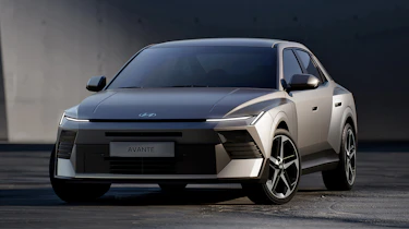 Hyundai Avante saloon - front 3/4