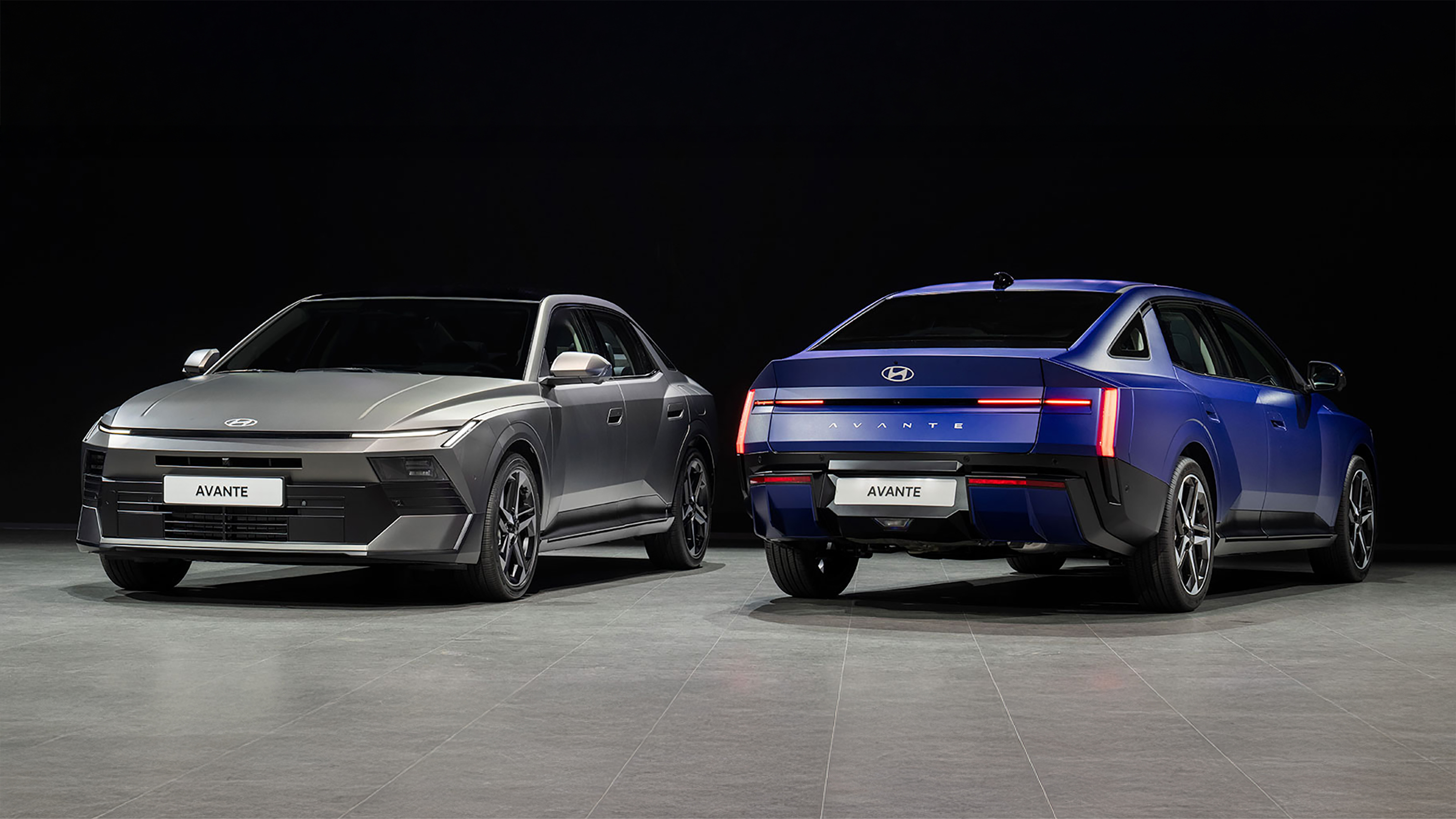 Hyundai Avante saloon - front and rear