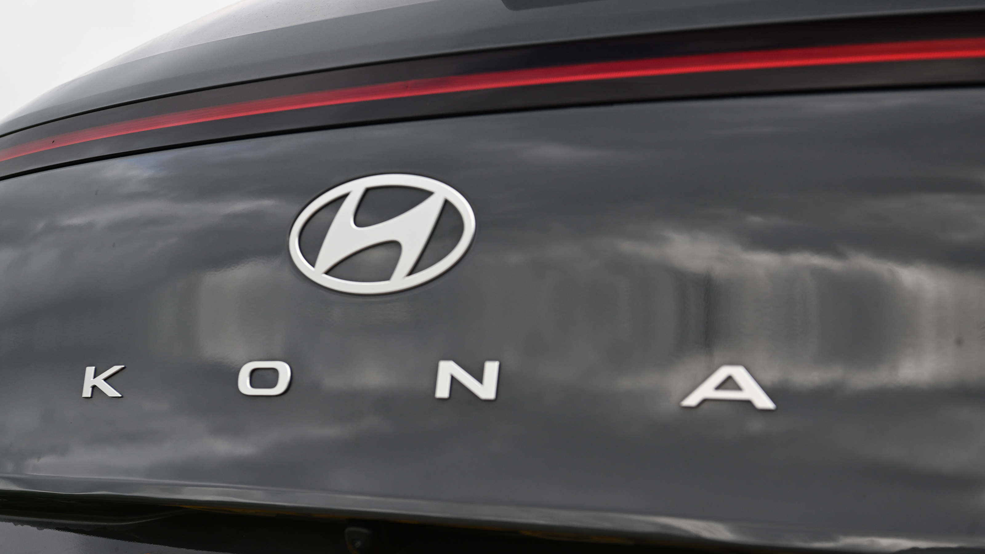 Hyundai Kona Hybrid - tailgate badging