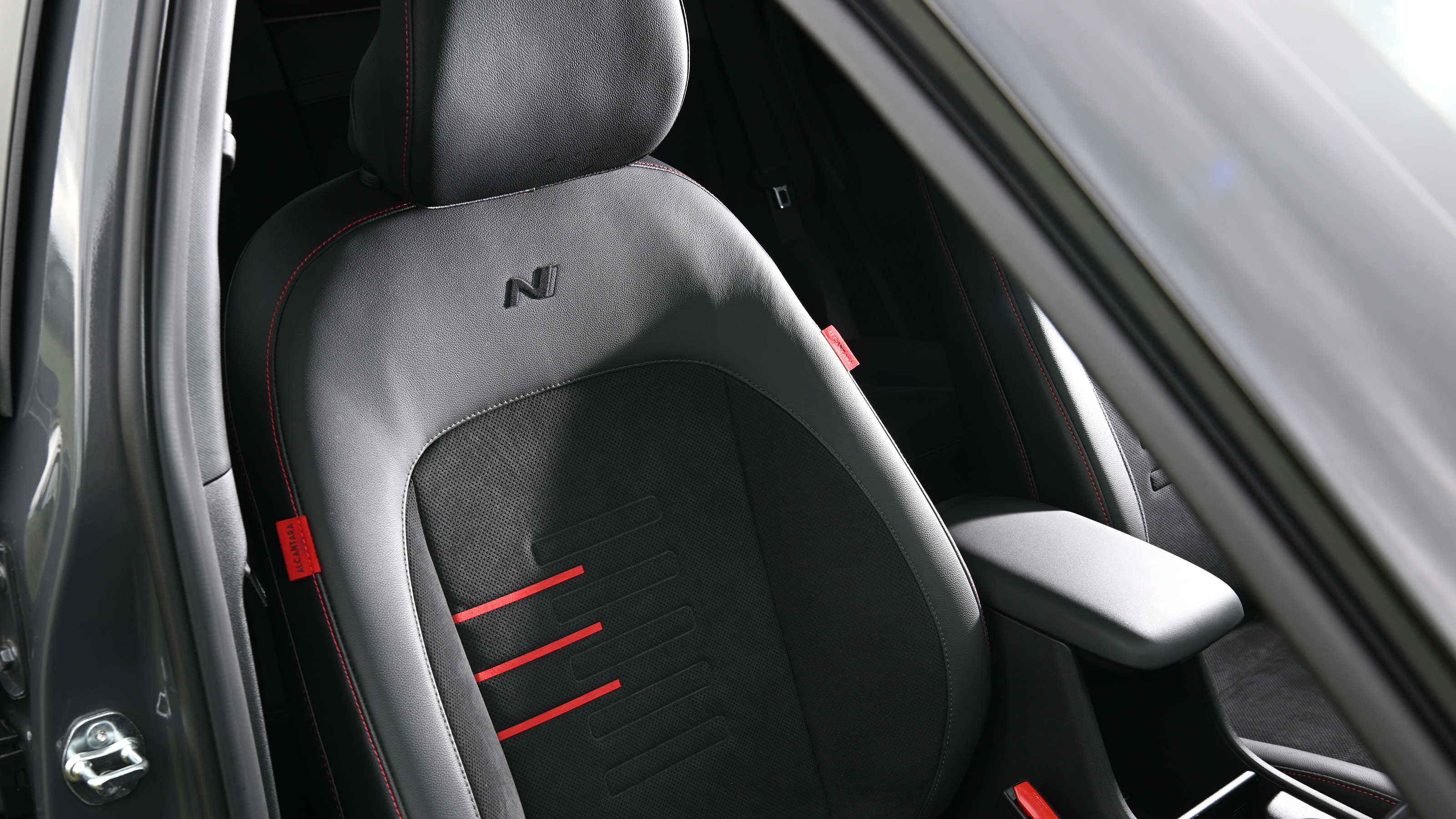 Hyundai Kona Hybrid - front seats