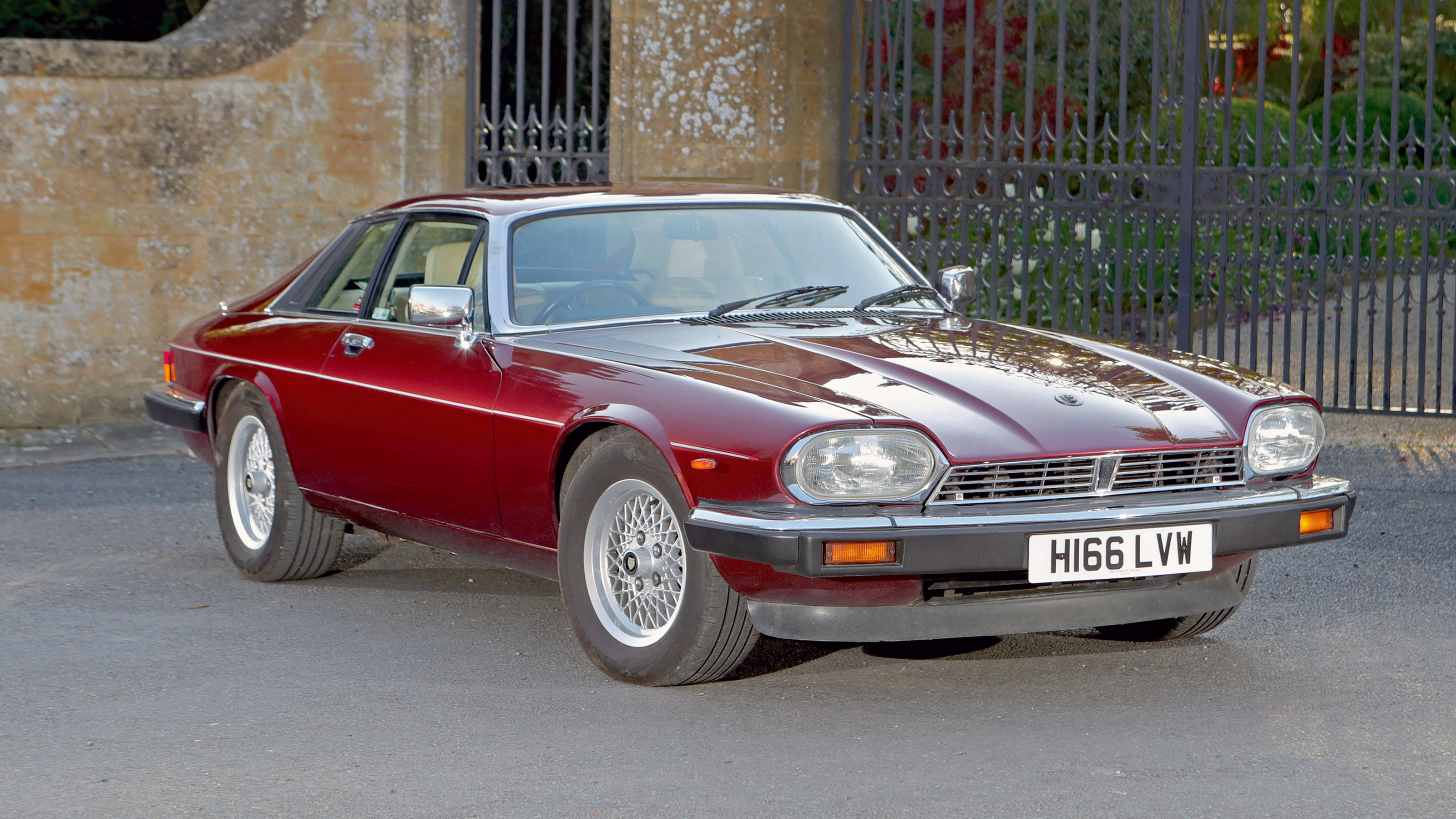 Jaguar XJS - front angled