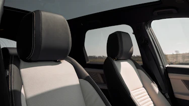 Land Rover Discovery Sport - front seats