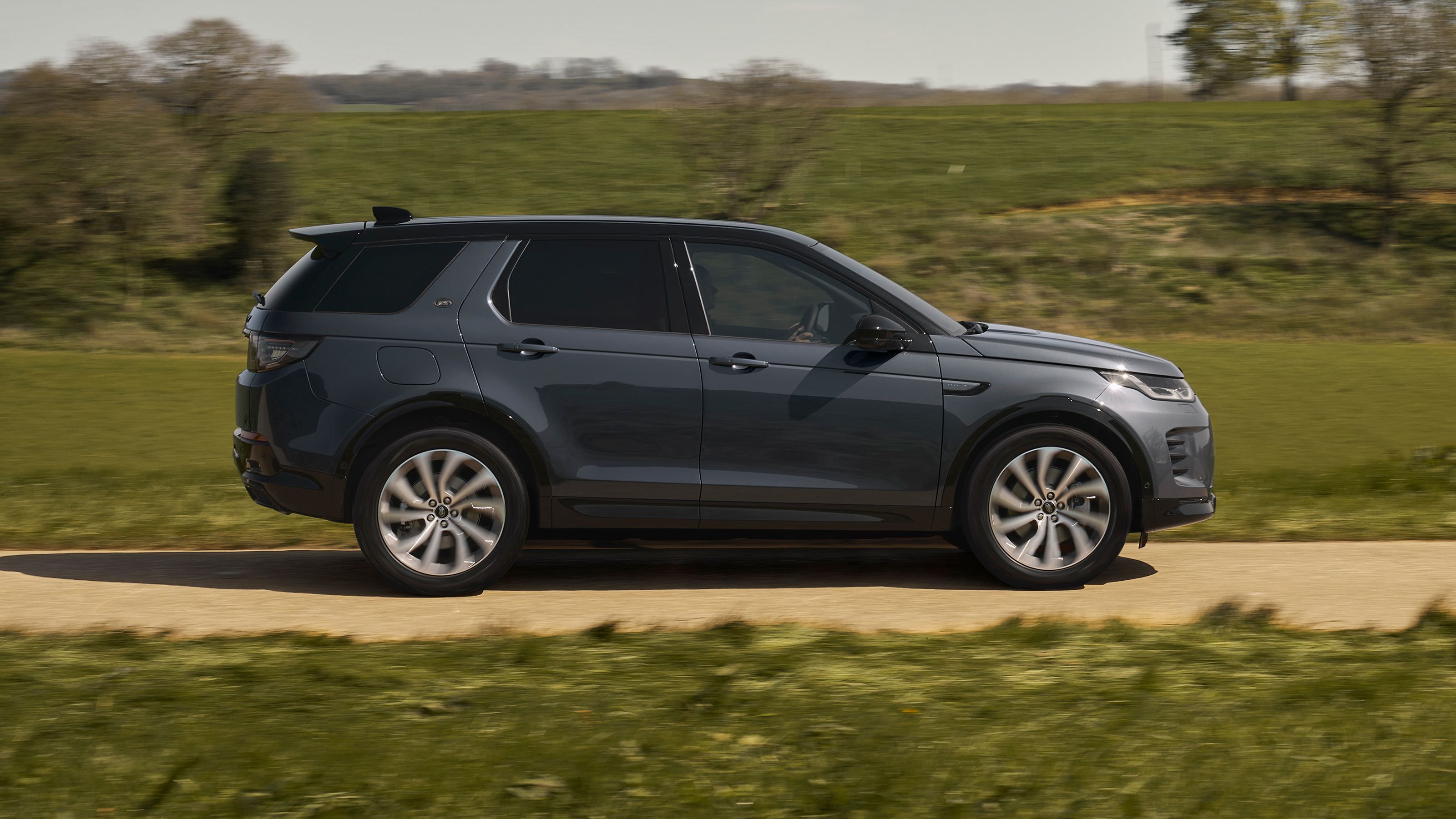 Land Rover Discovery Sport - side action