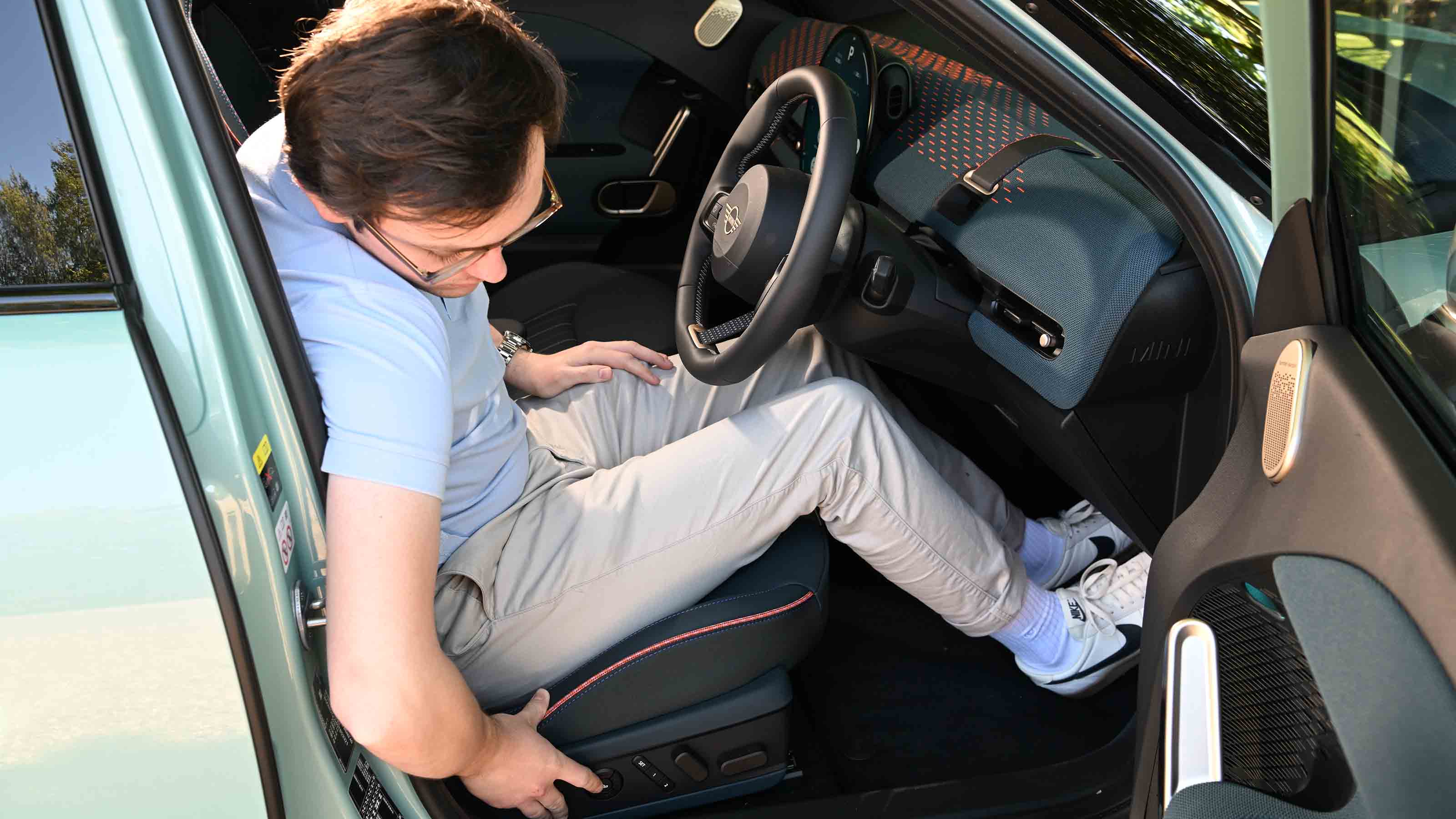 MINI Aceman LT - electric front seat adjustment