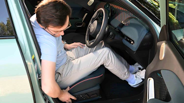 MINI Aceman LT - electric front seat adjustment