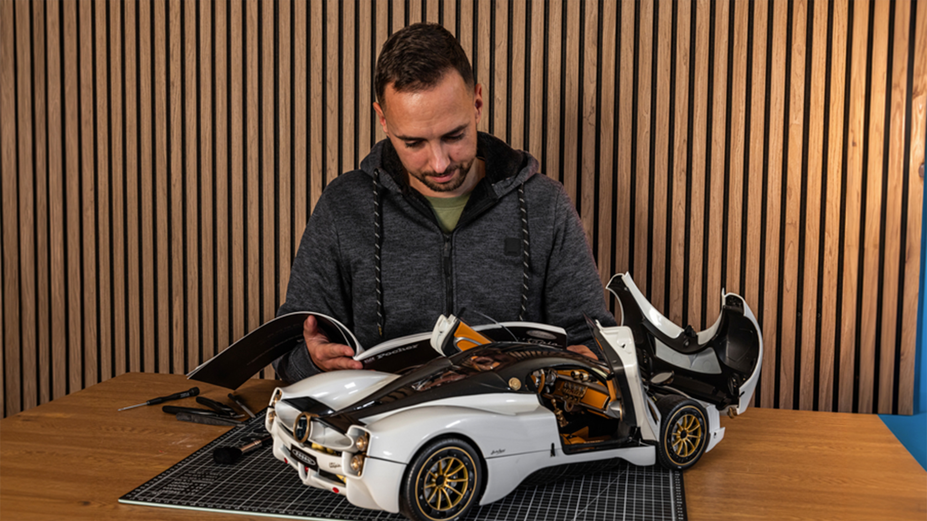 Pagani Utopia Coupé - Bianco Perla - 1:8 Scale Kit