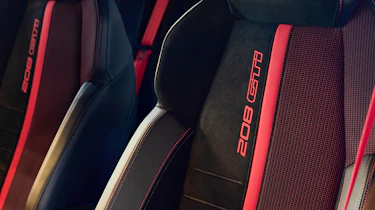 Peugeot E-208 GTi - seats