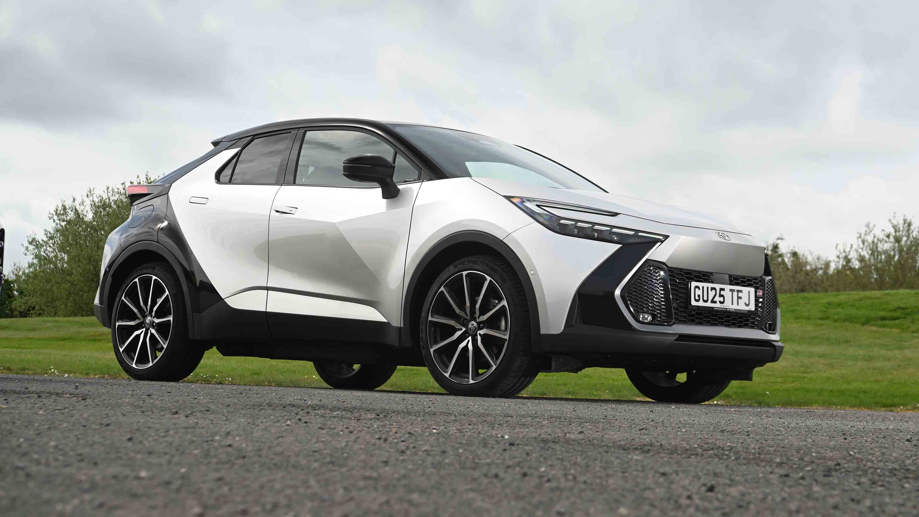 Toyota C-HR - front static