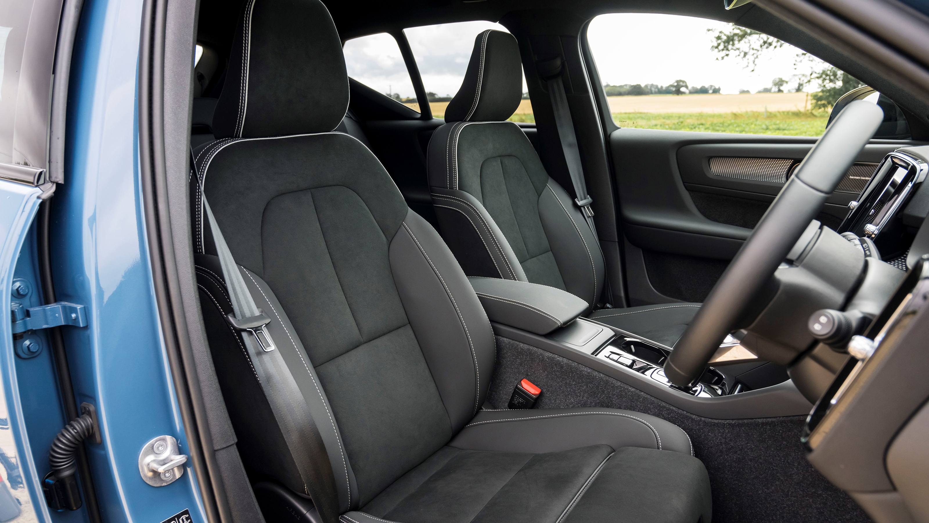 Volvo XC40 - front seats