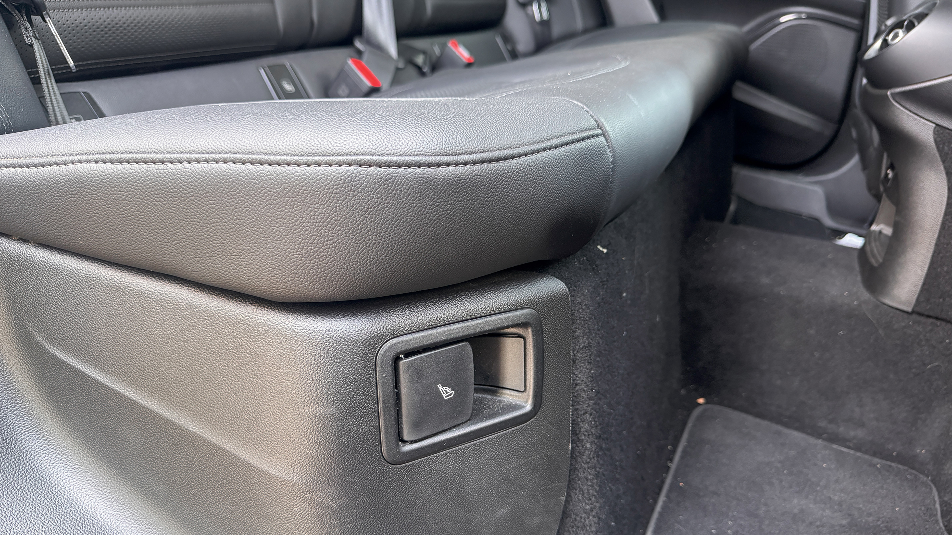 Alfa Romeo Stelvio Quadrifoglio - folding seat latch