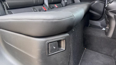 Alfa Romeo Stelvio Quadrifoglio - folding seat latch