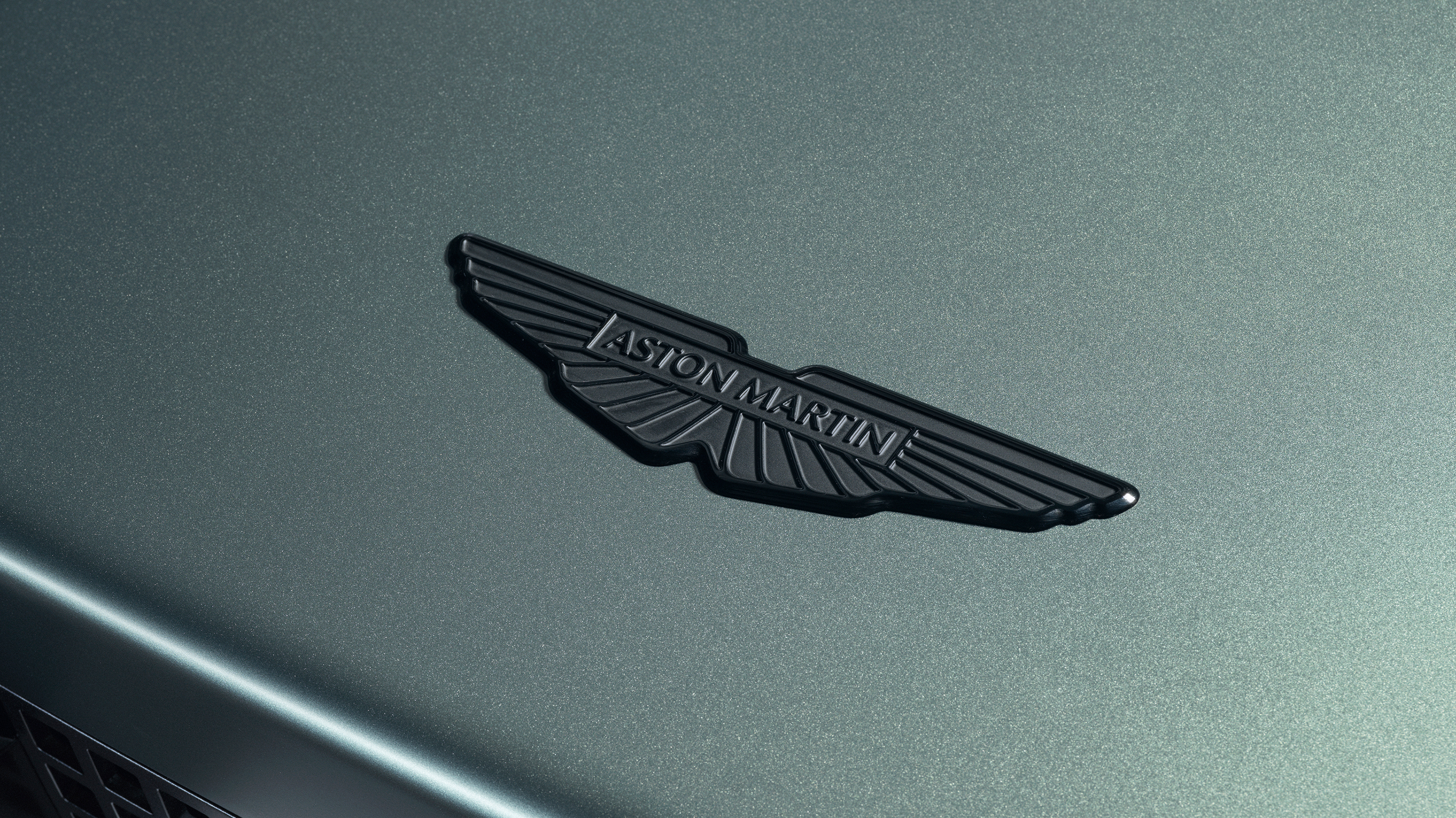 Aston Martin Dreadnought - badge
