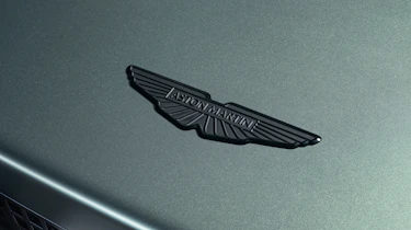 Aston Martin Dreadnought - badge