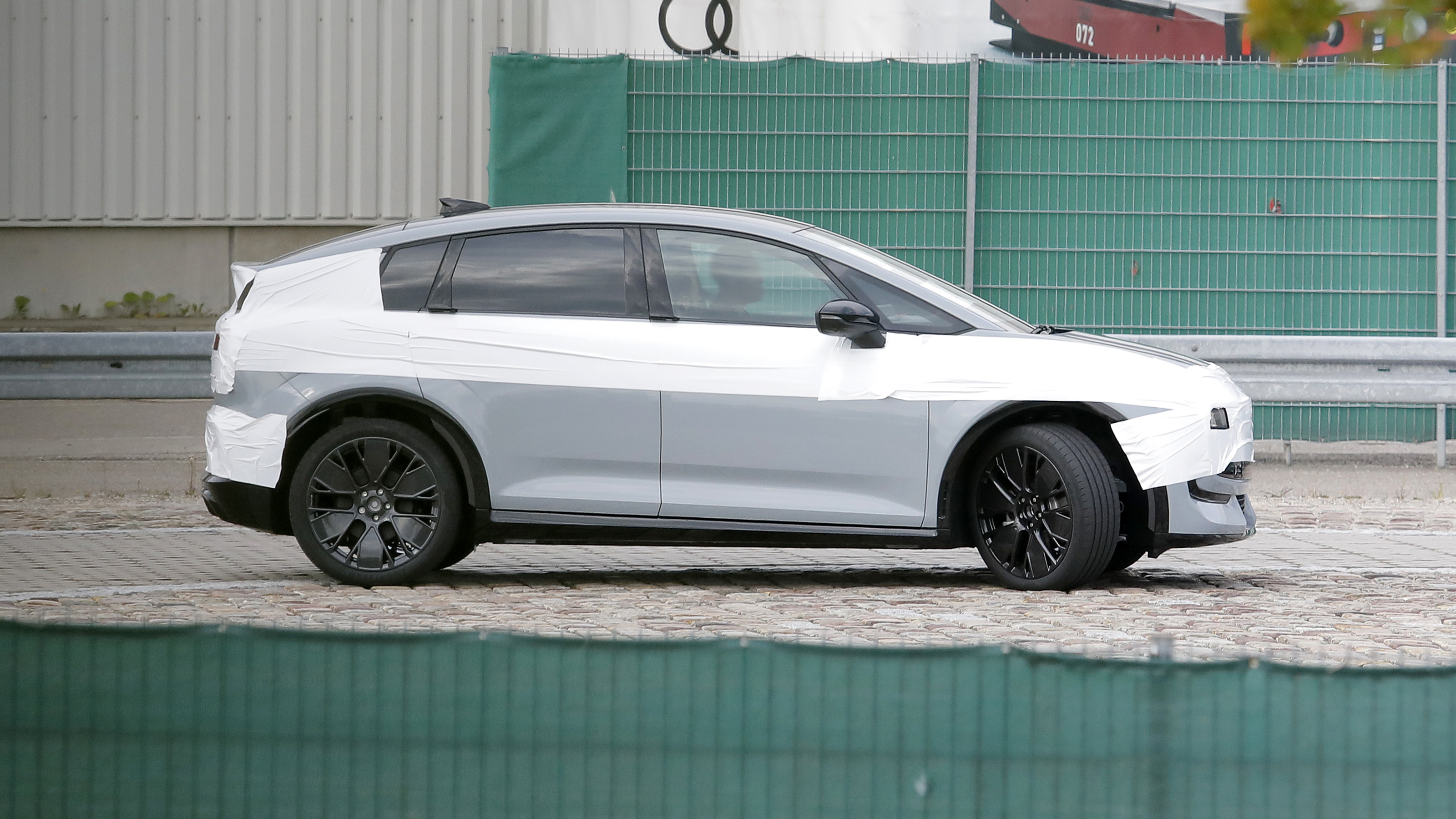 Audi A2 e-tron spy shot - side 