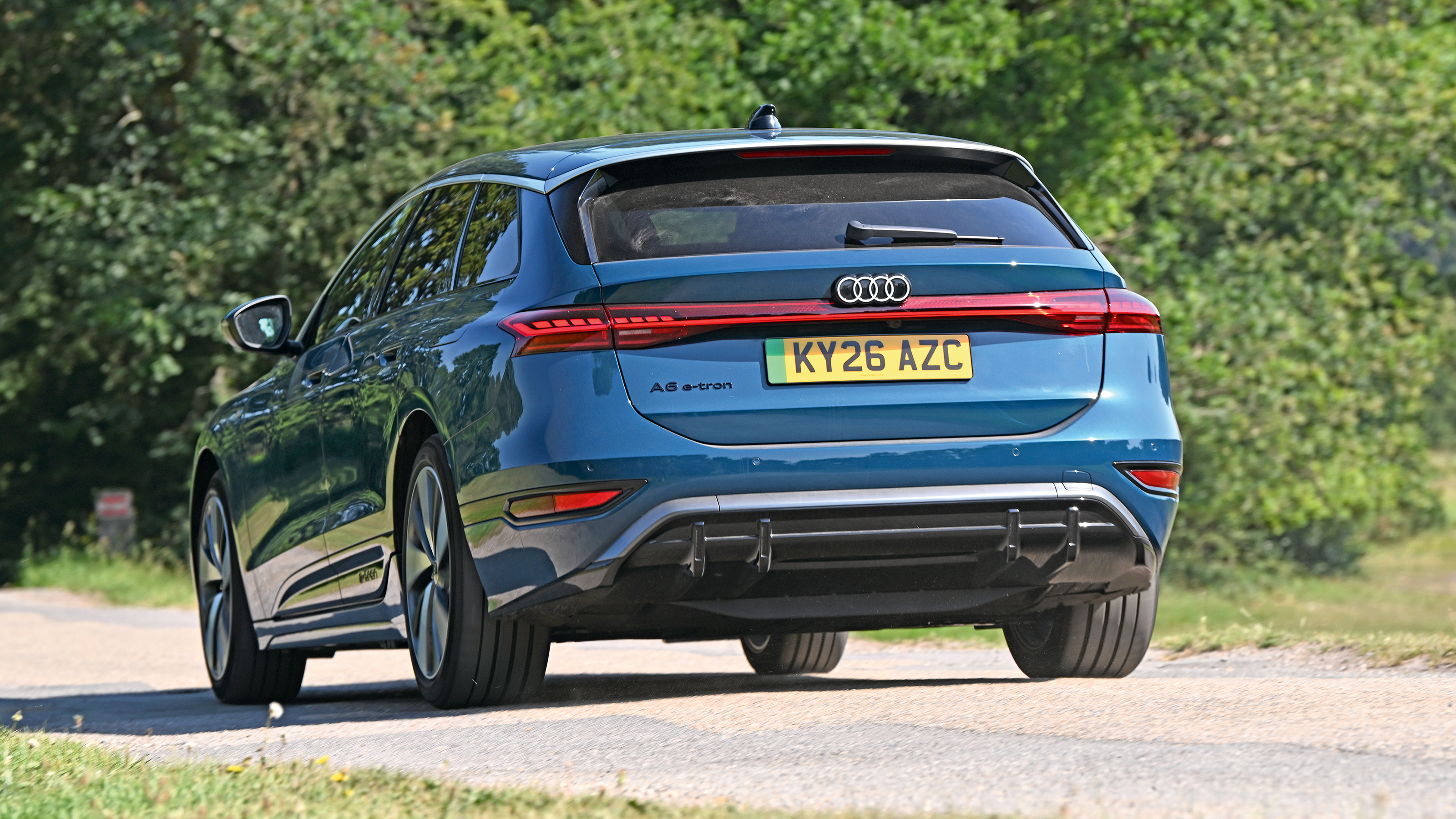 Audi A6 Avant S line e-tron Performance - rear cornering