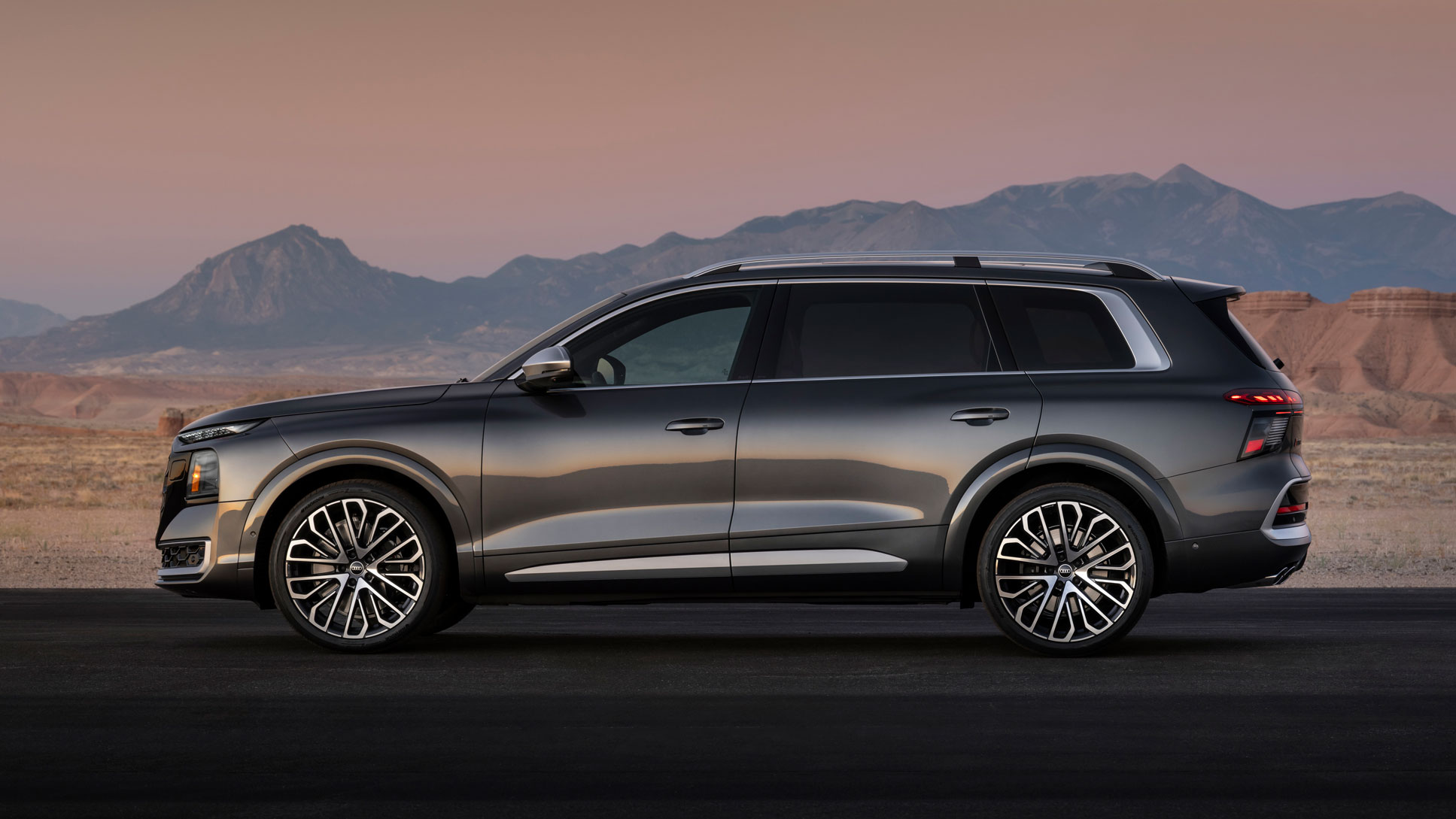 Audi SQ9 - side