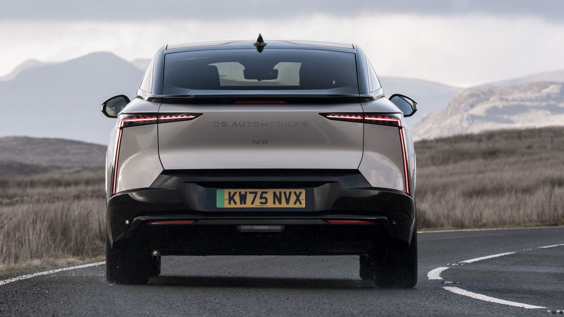 DS No8 Hybrid - rear action