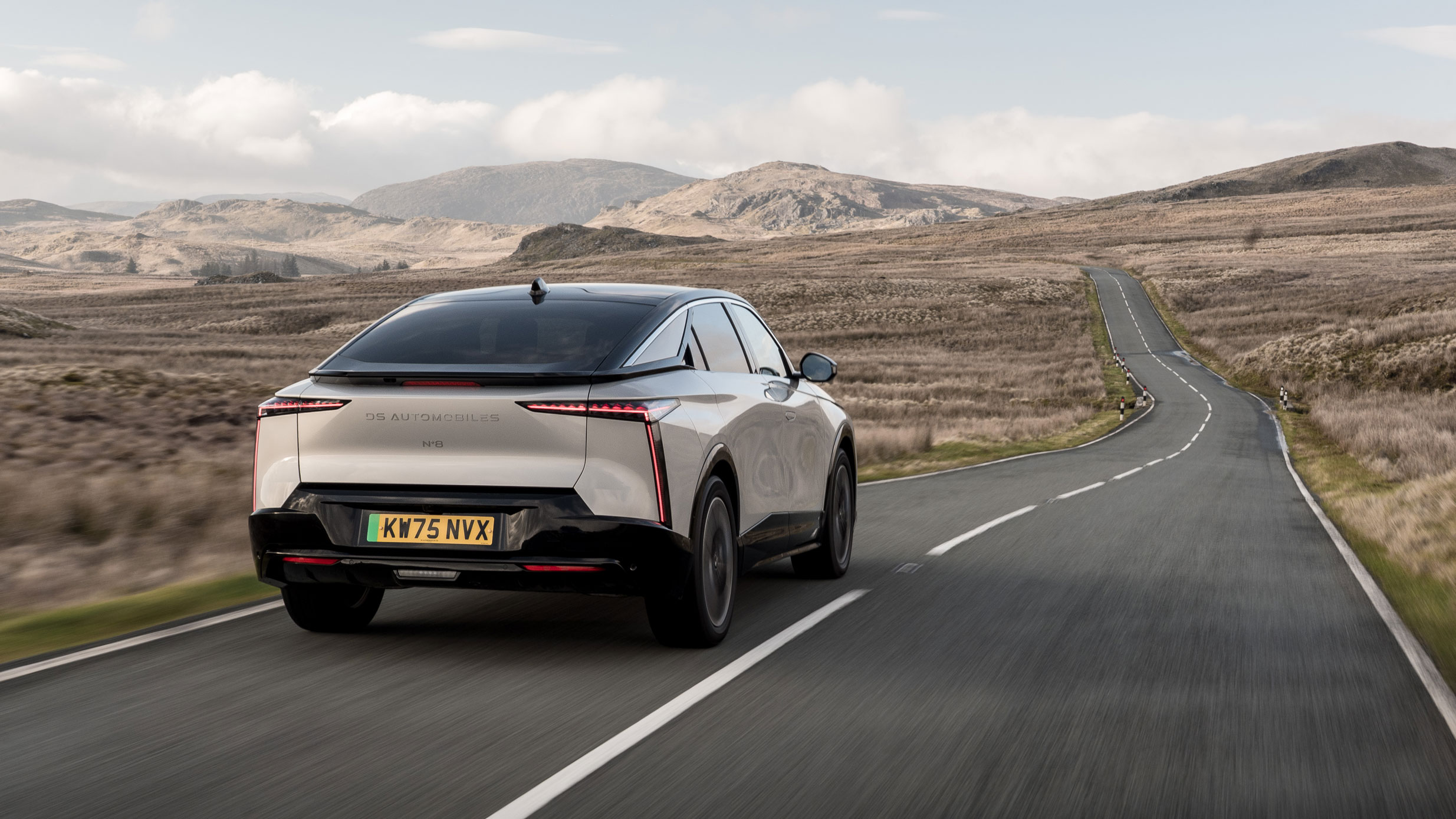 DS No8 Hybrid - rear tracking