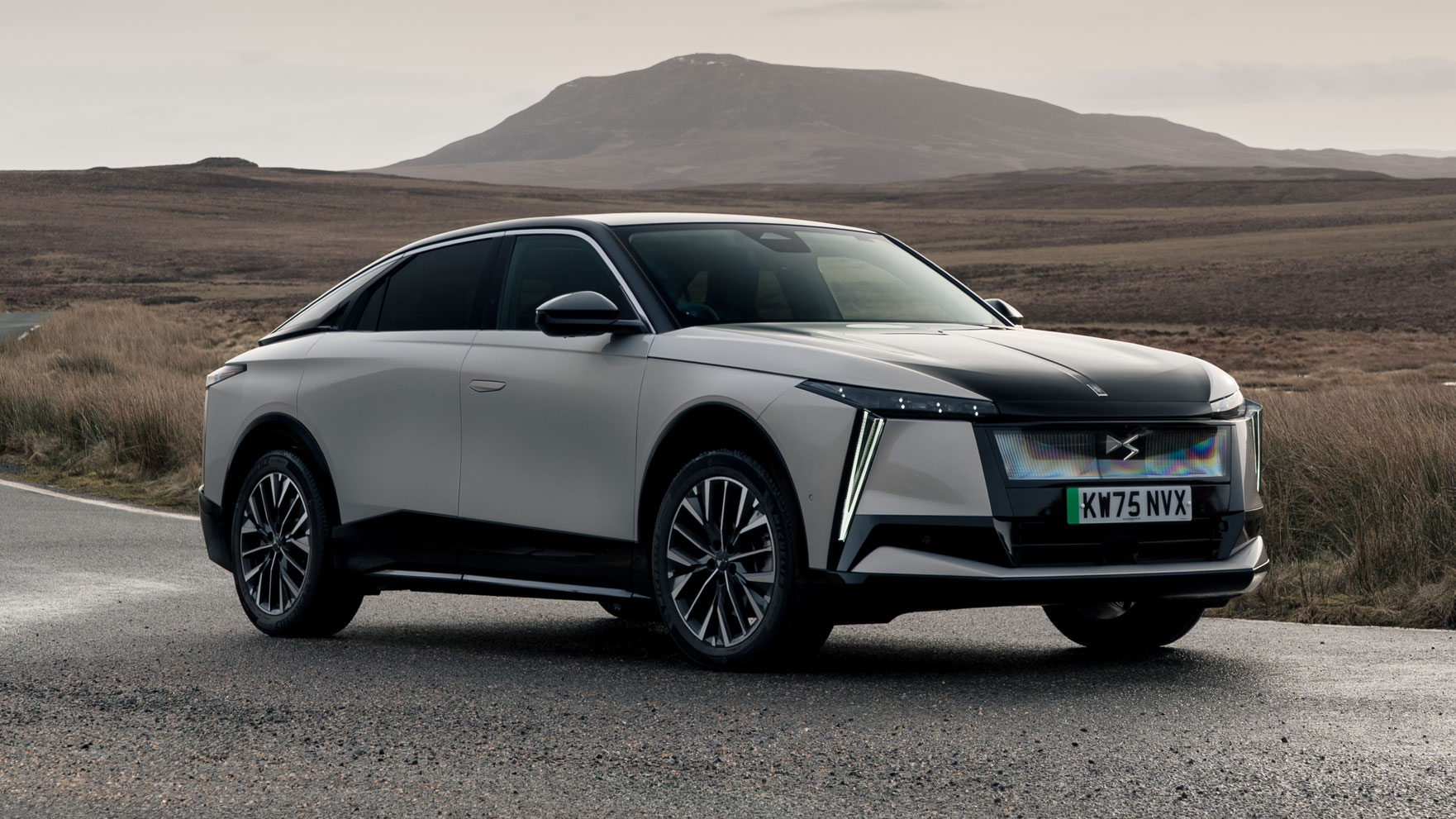 DS No8 Hybrid - front static