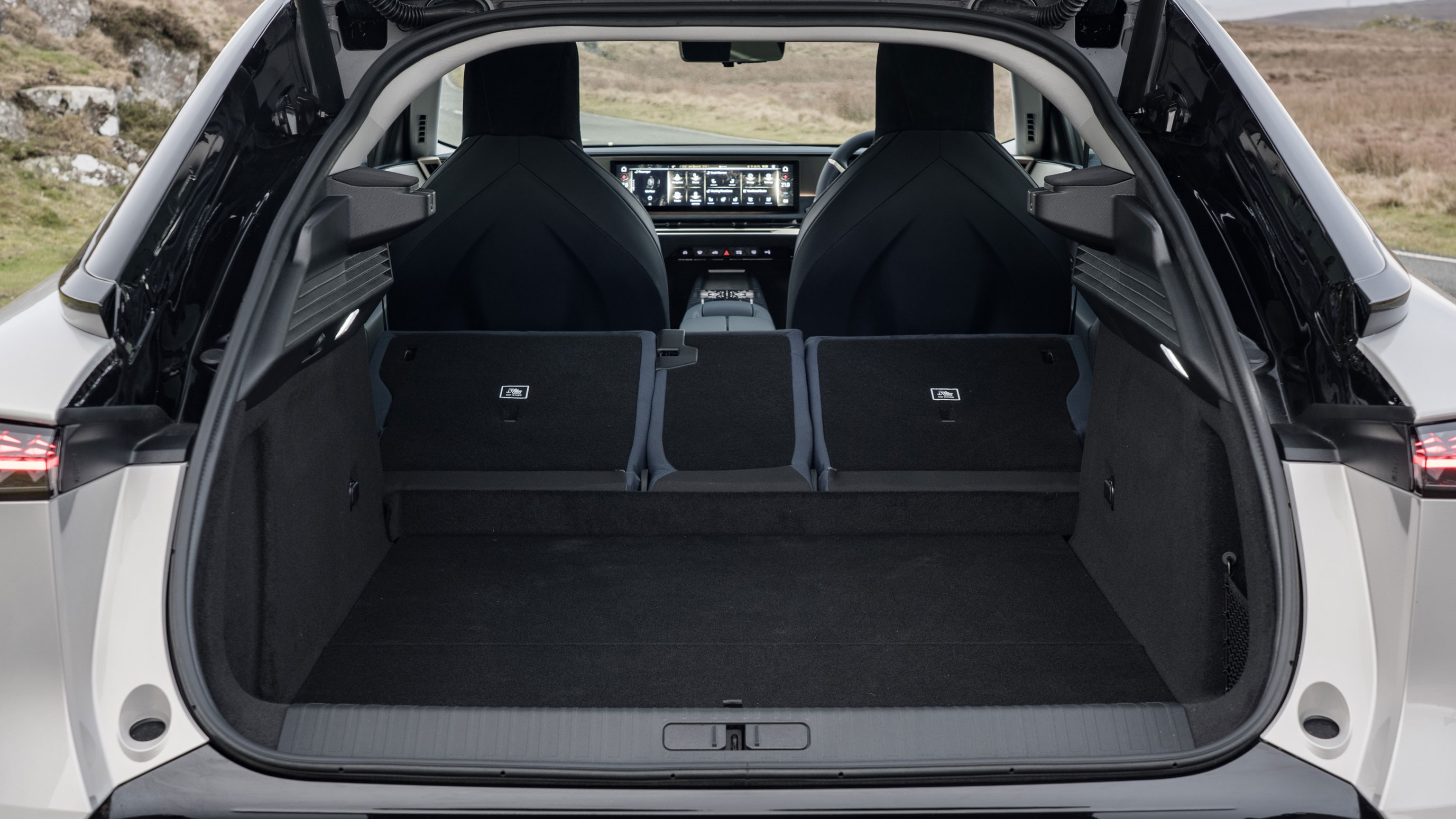 DS No8 Hybrid - boot seats down