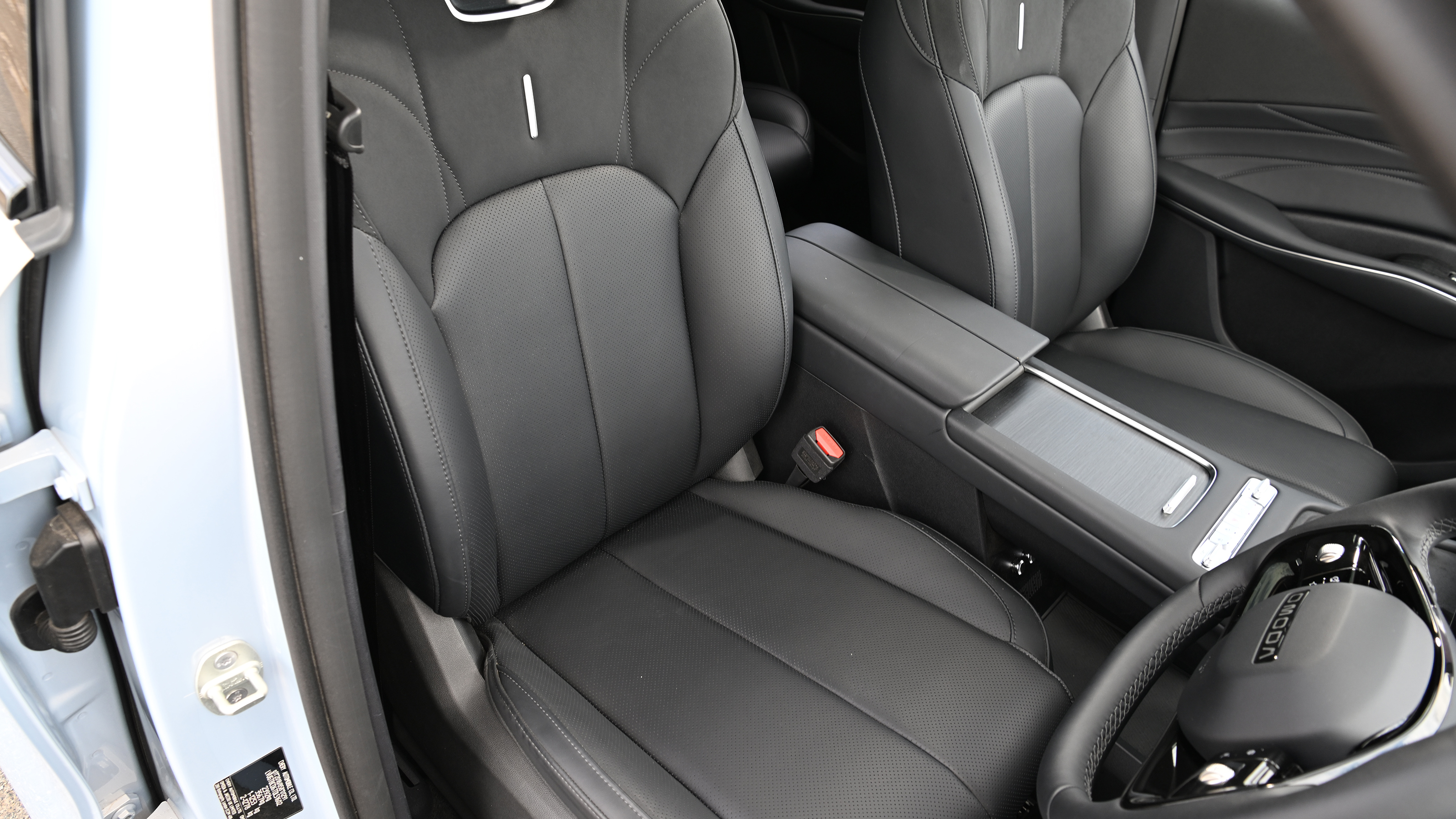 Omoda 7 SHS-P Noble Tech - front seats